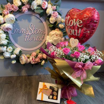 Pink trio I LOVE YOU - Beautiful presented Pink Rose bouquet, I love you helium balloon and delicious chocolates. Pink trio I LOVE YOU - Beautiful presented Pink Rose bouquet, I love you helium balloon and delicious chocolates.