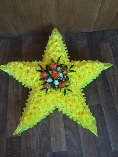 Star Tribute - Large Yellow Star Tribute with a lovely Spray Of Flowers in the centre. Star Tribute - Large Yellow Star Tribute with a lovely Spray Of Flowers in the centre.