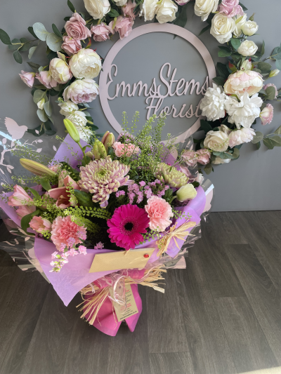 In the pink - Beautiful bouquet in seasonal pink flowers In the pink - Beautiful bouquet in seasonal pink flowers