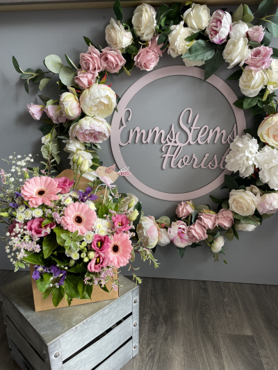 Susie - Fun filled Envelope of flowers. Susie - Fun filled Envelope of flowers.