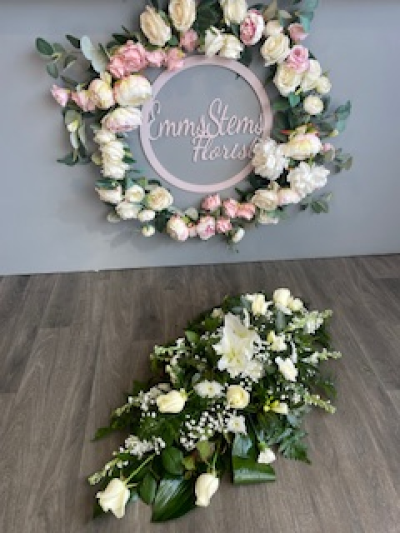 White Single Ended Spray - Seasonal White flowers including Roses.
Standard 2ft, Medium 3ft, Large 4ft White Single Ended Spray - Seasonal White flowers including Roses.
Standard 2ft, Medium 3ft, Large 4ft